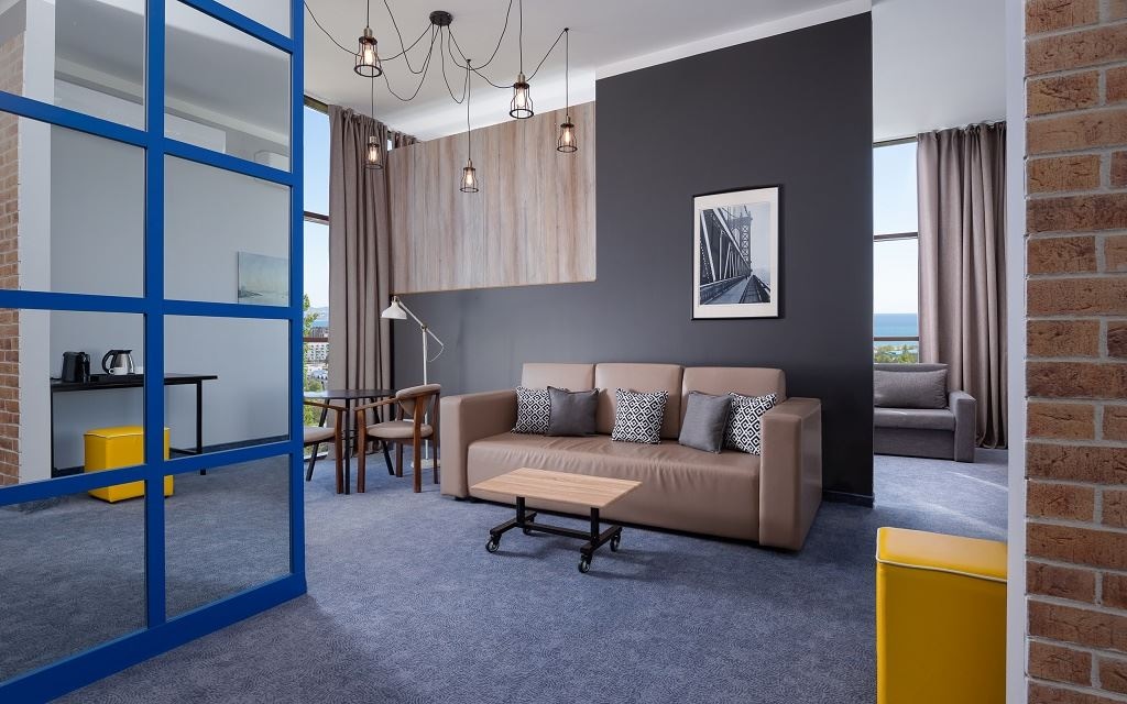 rooms-люкс-с-панорамными-окнами-и-видом-на-море