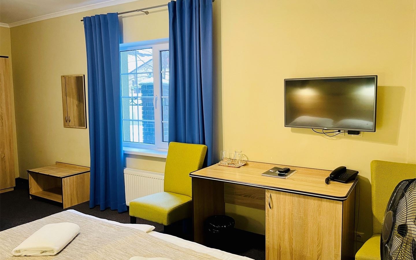 rooms-двухместный-номер-i-категории-стандарт-с-одной-двуспальной-кроватью