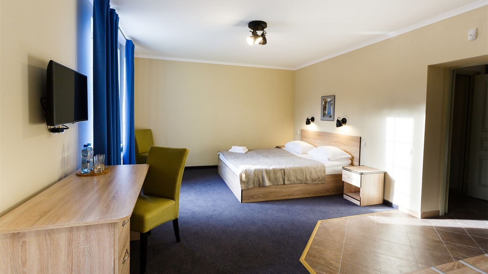 rooms-улучshенный-двухместный-номер-i-категории-с-одной-двуспальной-кроватью