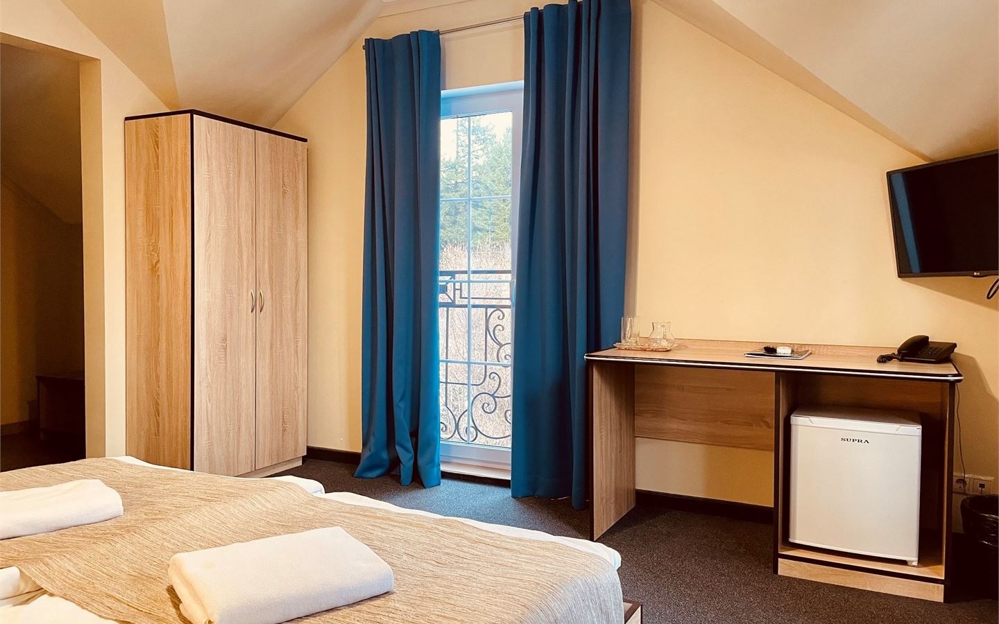 rooms-улучshенный-двухместный-номер-i-категории-с-одной-двуспальной-кроватью