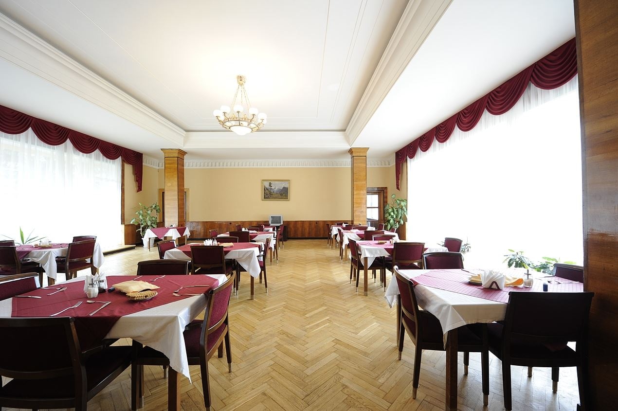 restaurants-obedennyi-zal