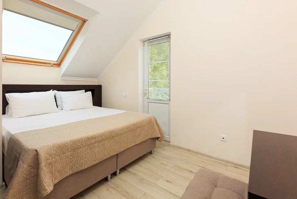 rooms-apartment-balcony