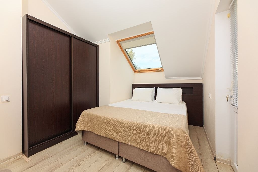 rooms-apartment-balcony