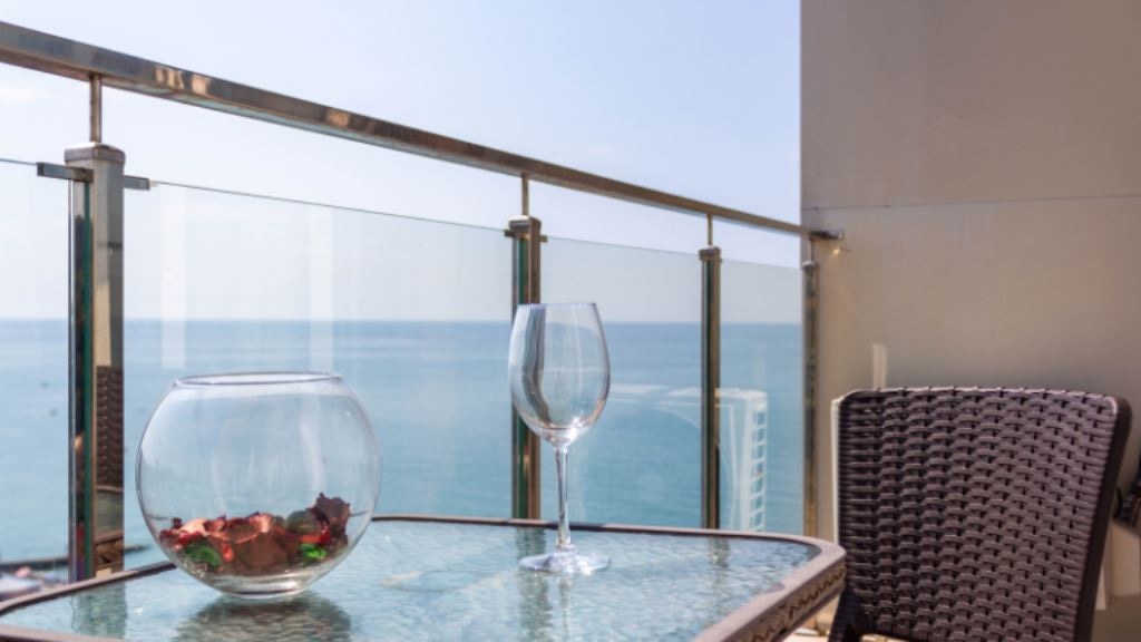 rooms-apart-balc-kitch-sea