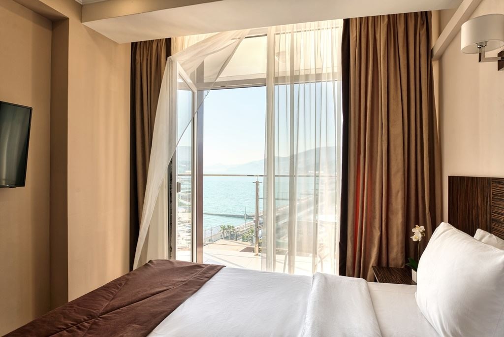 rooms-apart-suoer--balc-kitch-sea