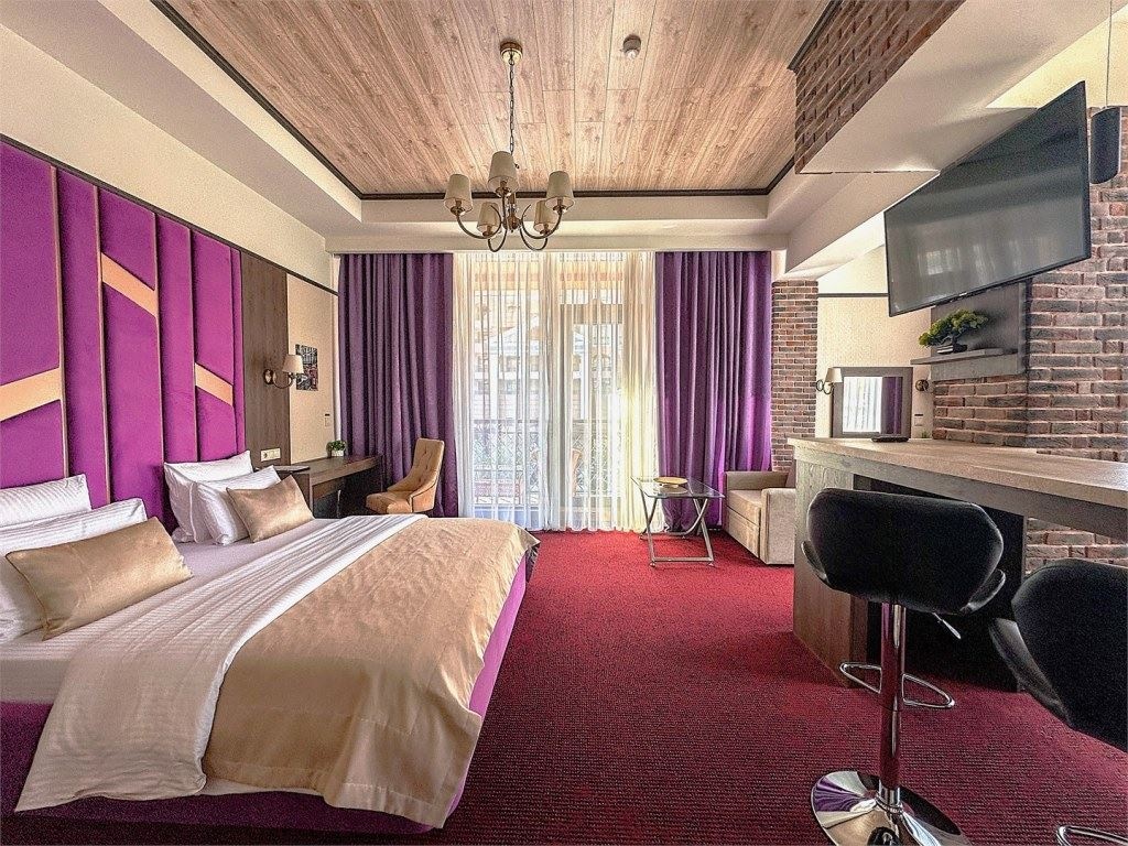 rooms-luxe-with-balcony