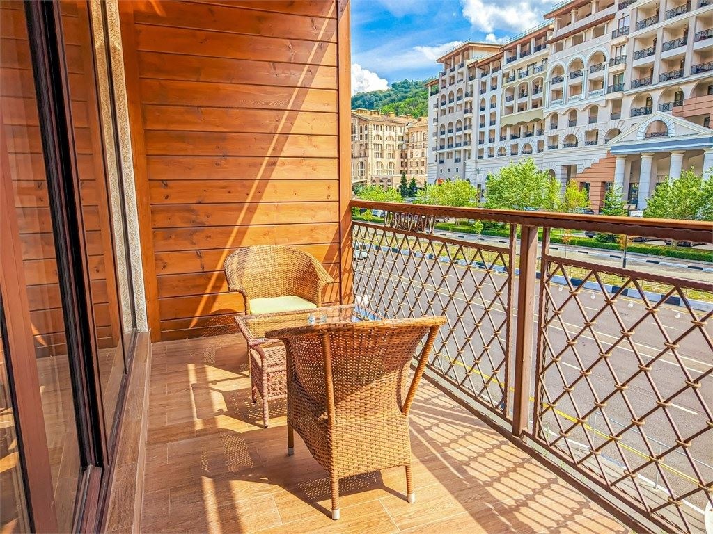 rooms-luxe-with-balcony