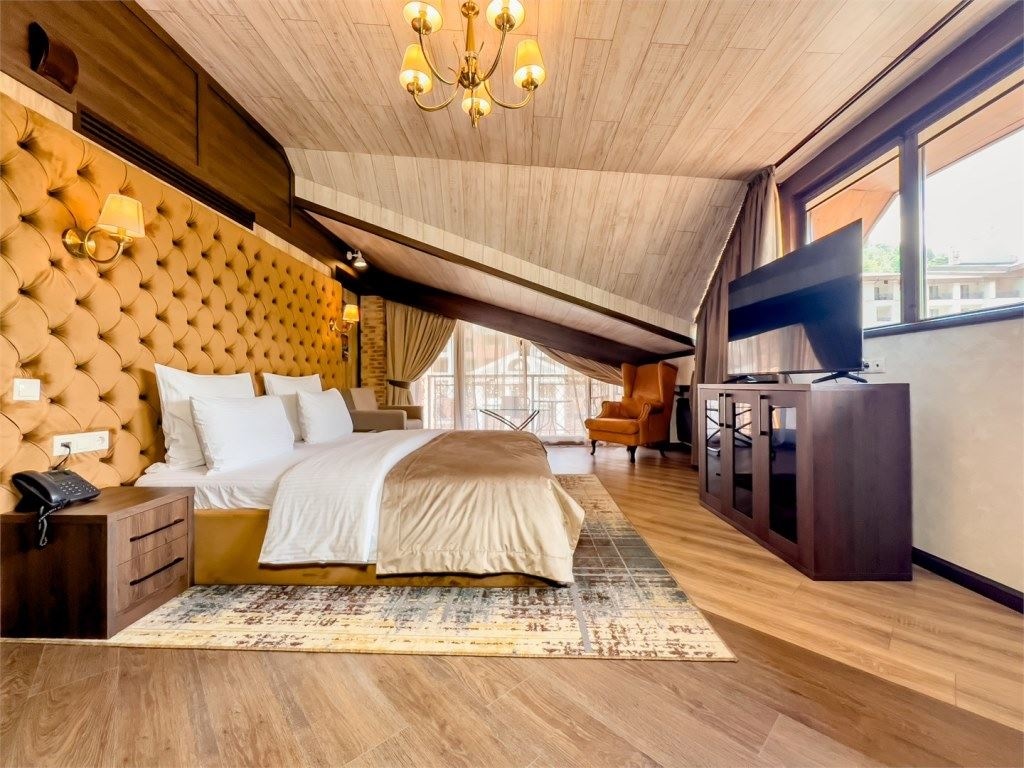 rooms-luxe-with-balcony