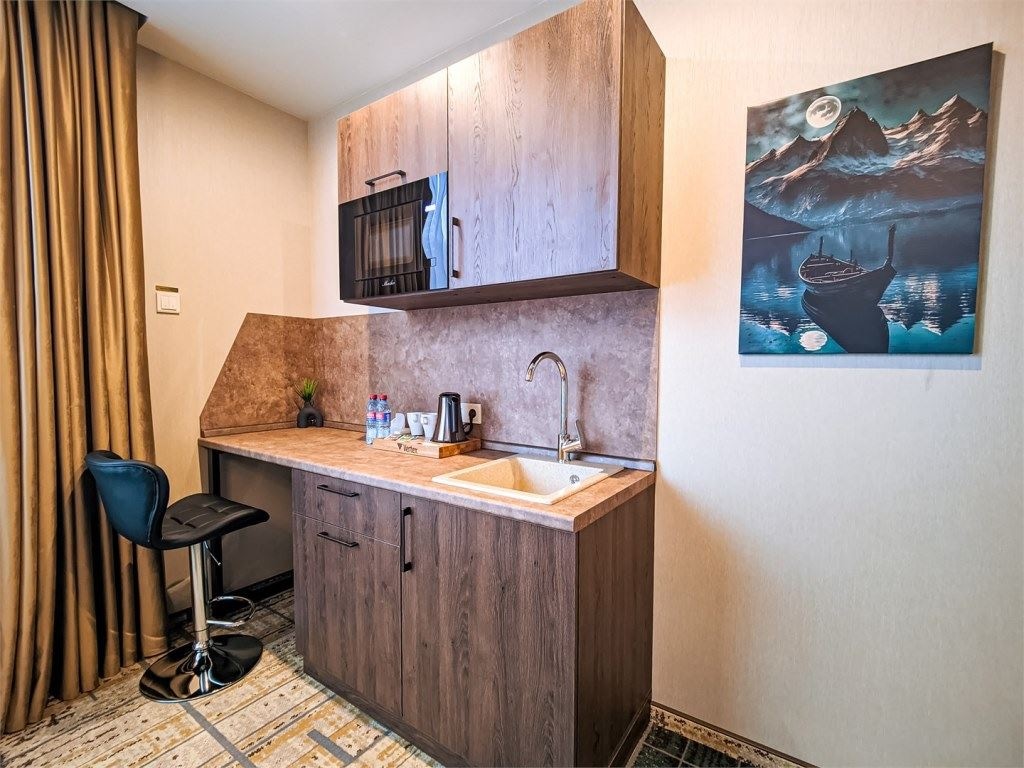 rooms-luxe-with-balcony-2