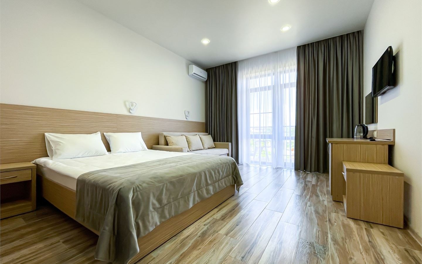 rooms-корпус-андорра-стандарт-с-раскладным-двуспальным-диваном