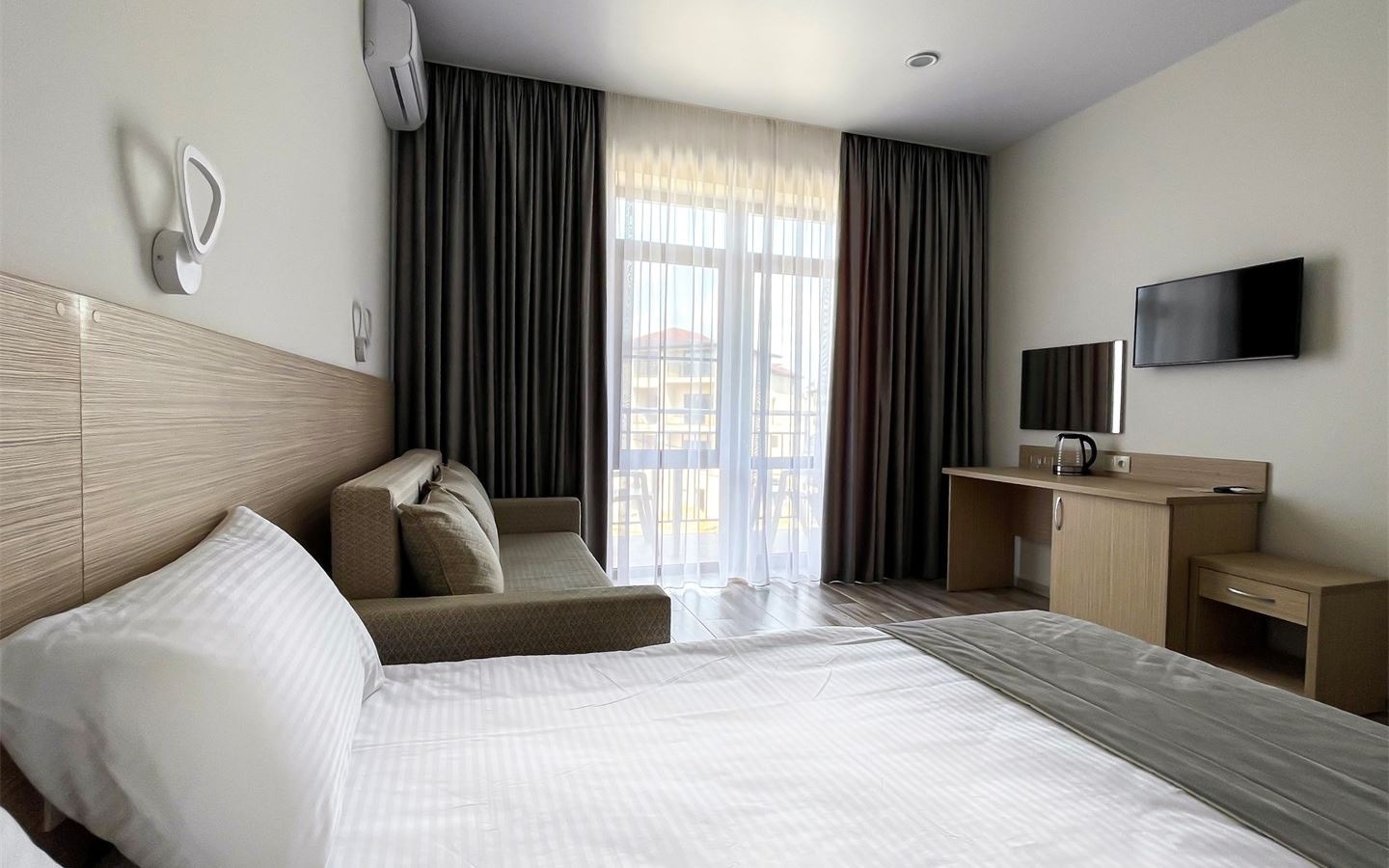 rooms-корпус-андорра-стандарт-с-раскладным-двуспальным-диваном