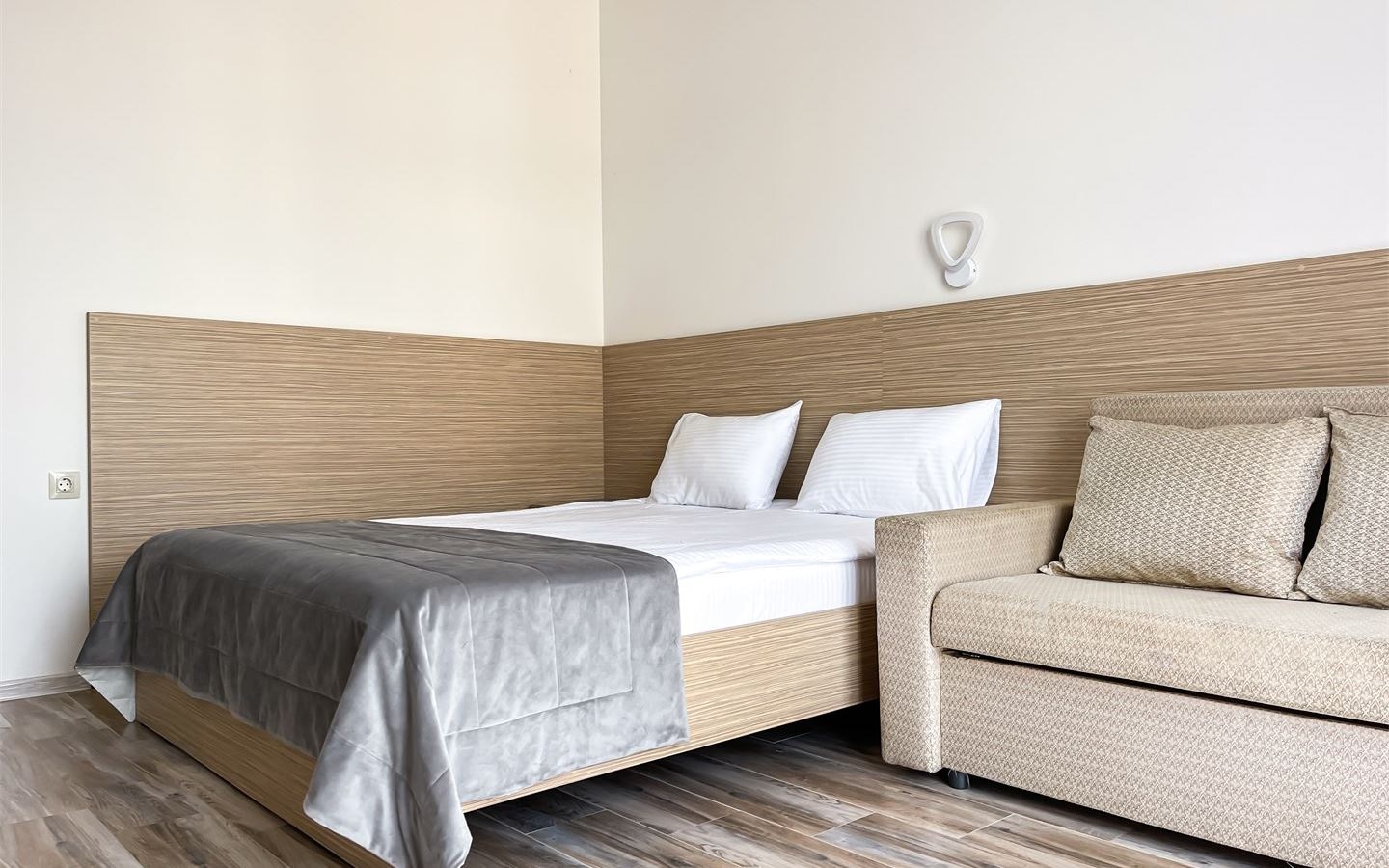 rooms-корпус-андорра-стандарт-с-раскладным-двуспальным-диваном