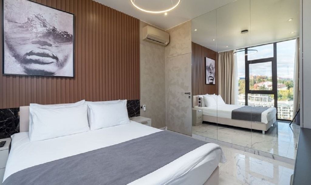 rooms-luxe-with-balcomy