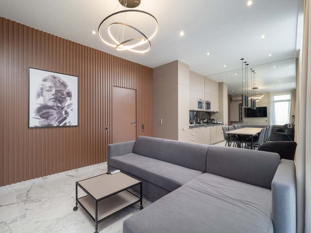 rooms-luxe-with-balcomy