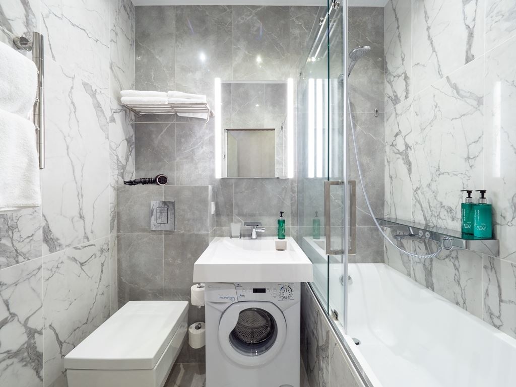 rooms-luxe-with-balcomy