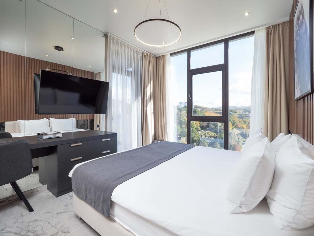 rooms-luxe-with-balcomy