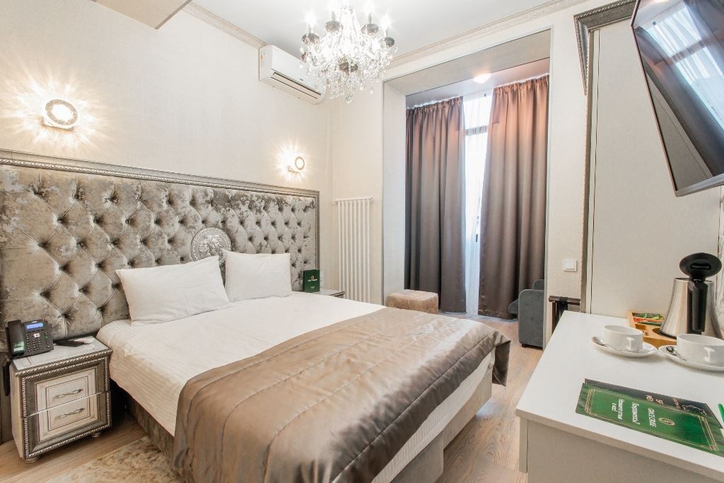 rooms-triple-with-balcony-and-extra-bed