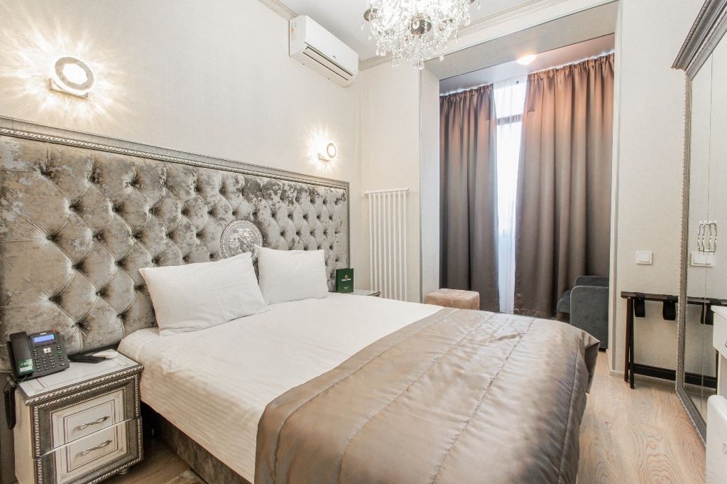 rooms-triple-with-balcony-and-extra-bed