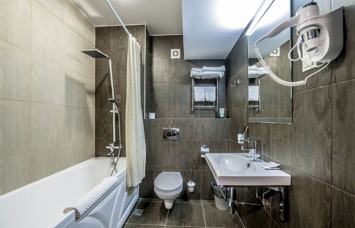 rooms-2bed-classic-room