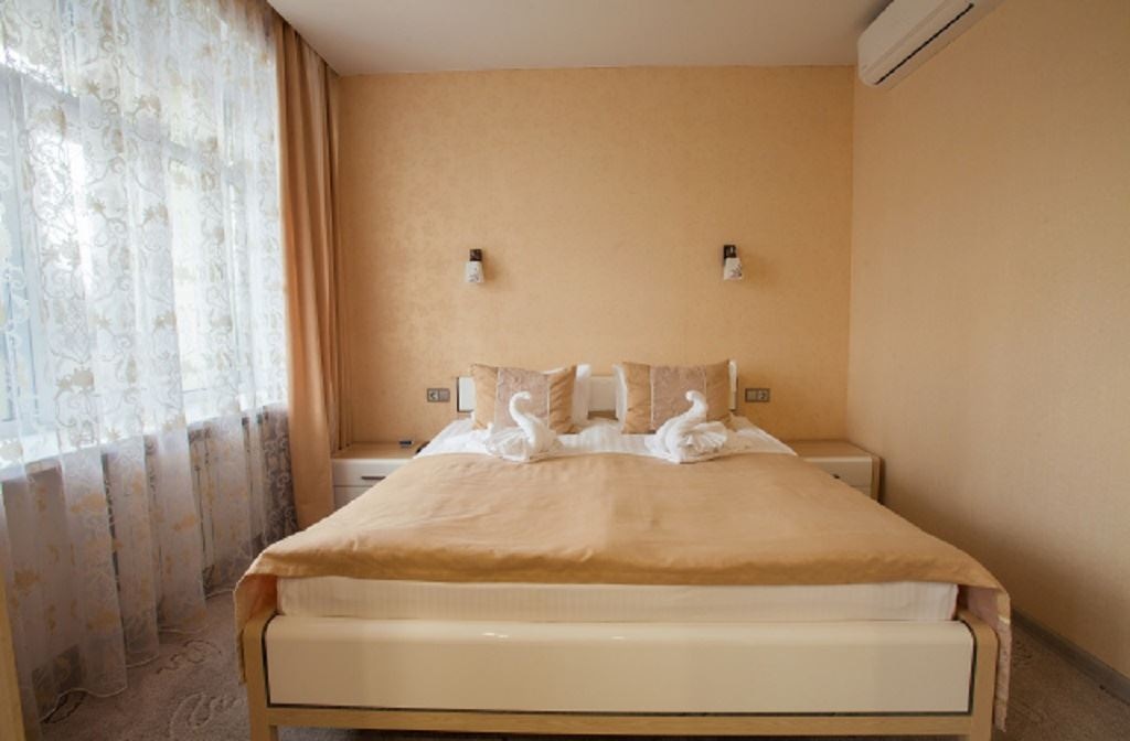 rooms-2bed-suite-building-1