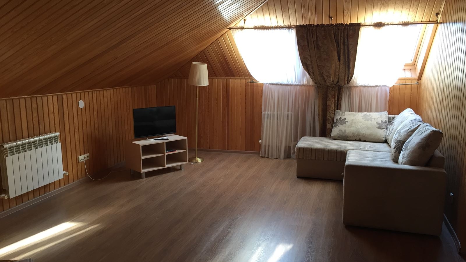 rooms-8bed-cottage-by-the-lake2