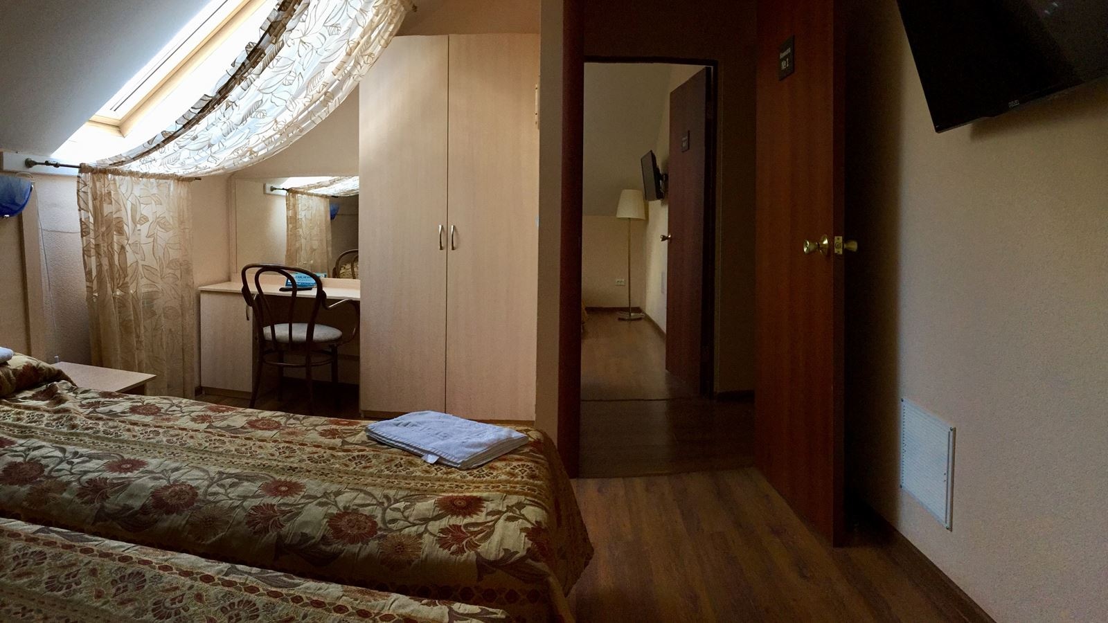 rooms-8bed-cottage-by-the-lake2