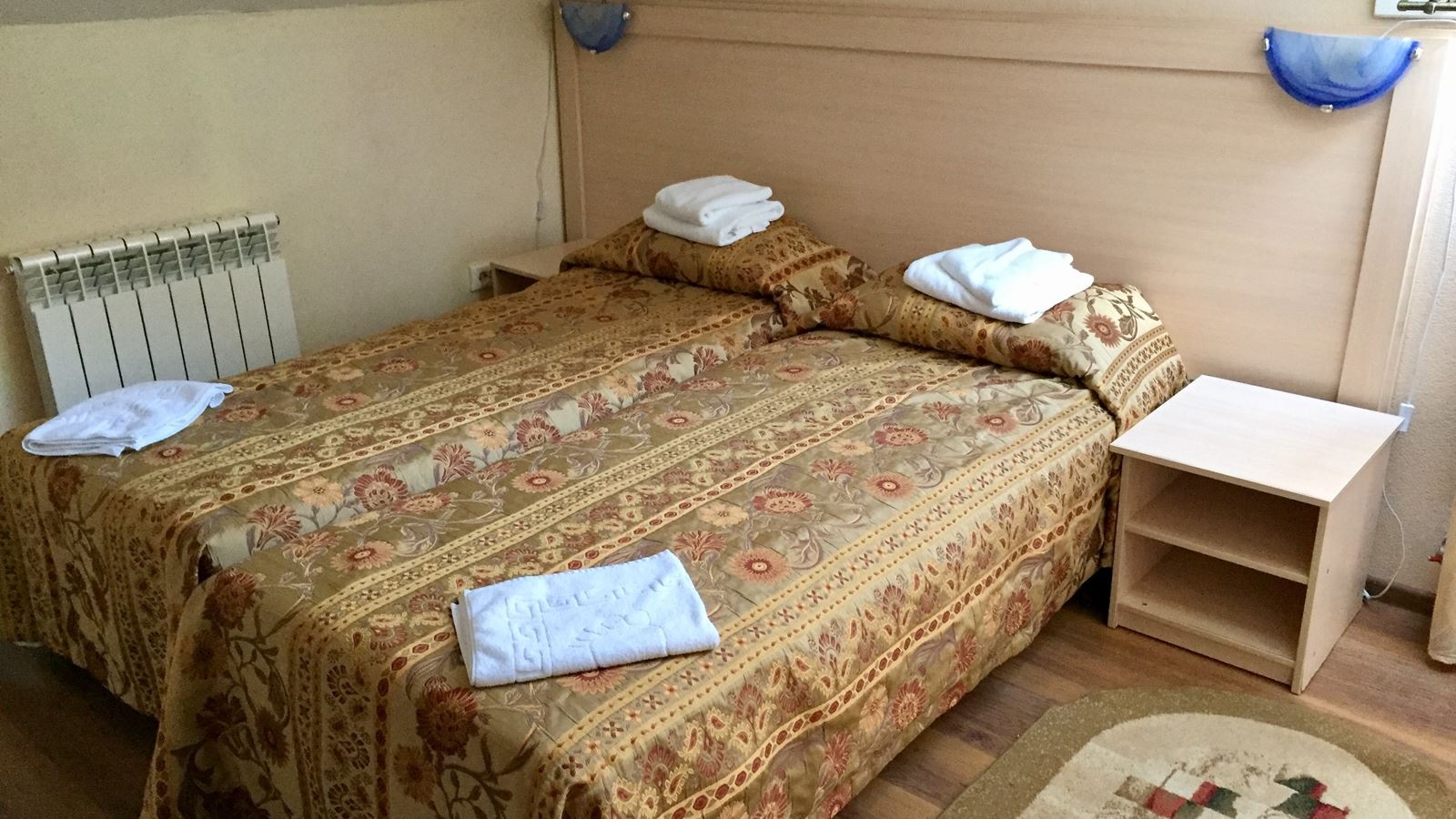 rooms-8bed-cottage-by-the-lake2