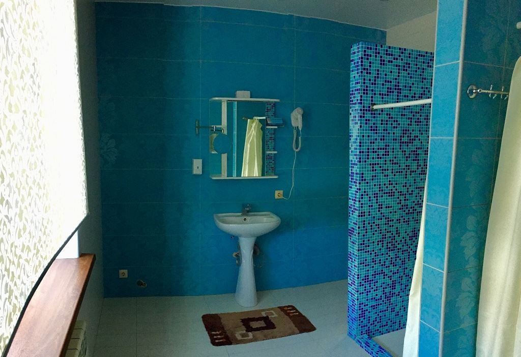 rooms-8bed-cottage-by-the-lake2