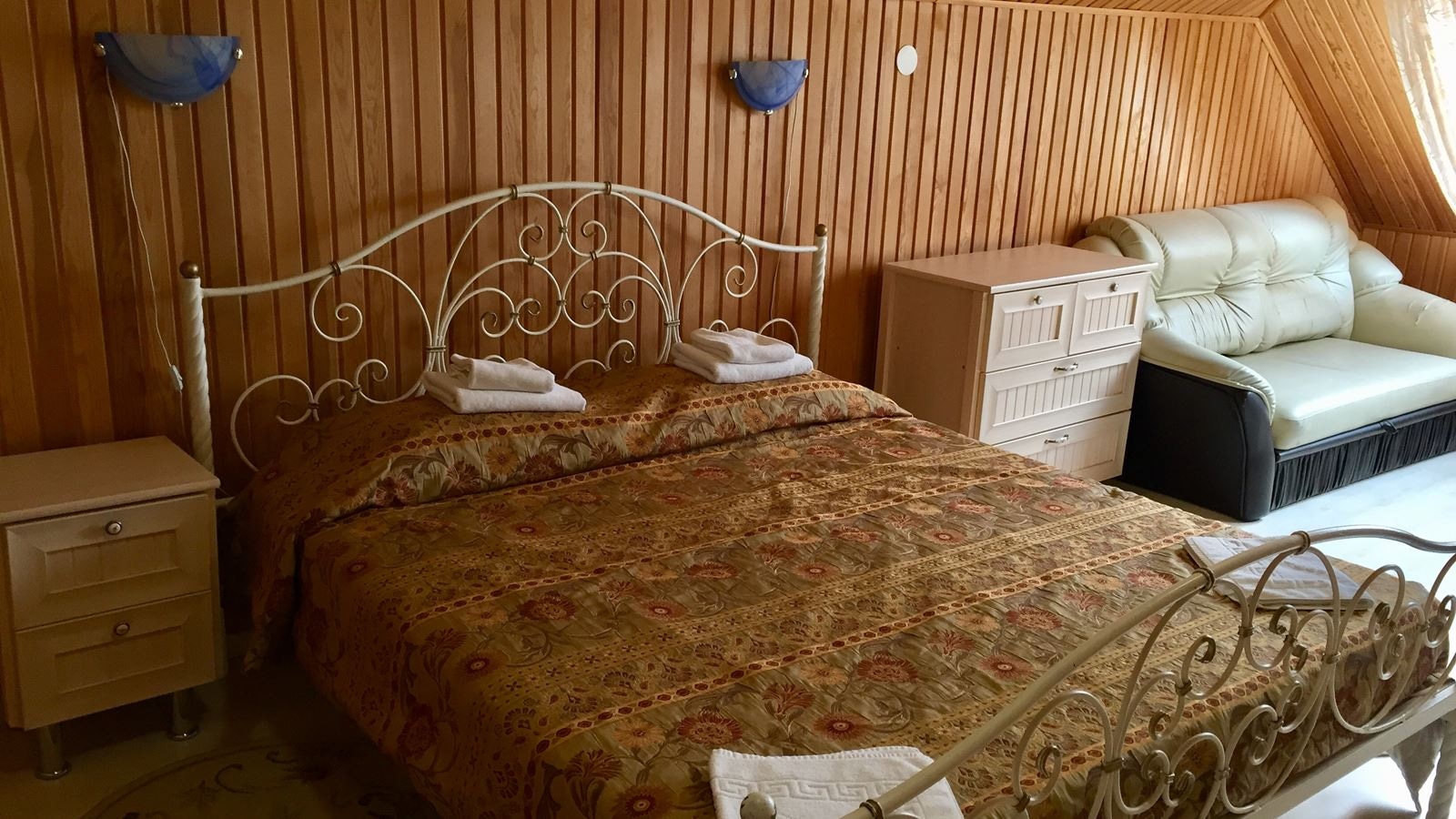 rooms-6bed-cottage-by-the-lake1