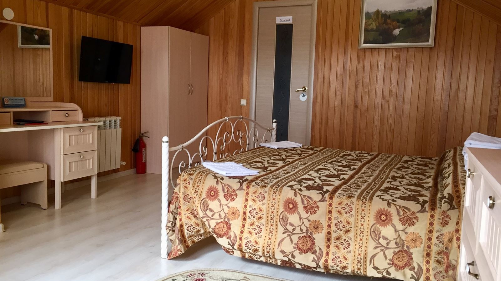 rooms-6bed-cottage-by-the-lake1