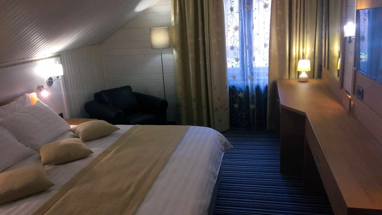 rooms-4bed-cottage-manor3