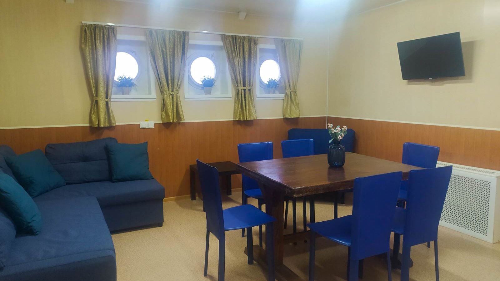 rooms-4seater-steamer-house-on-the-water