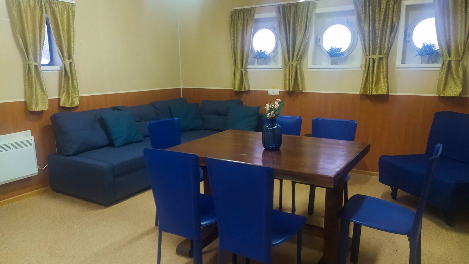 rooms-4seater-steamer-house-on-the-water