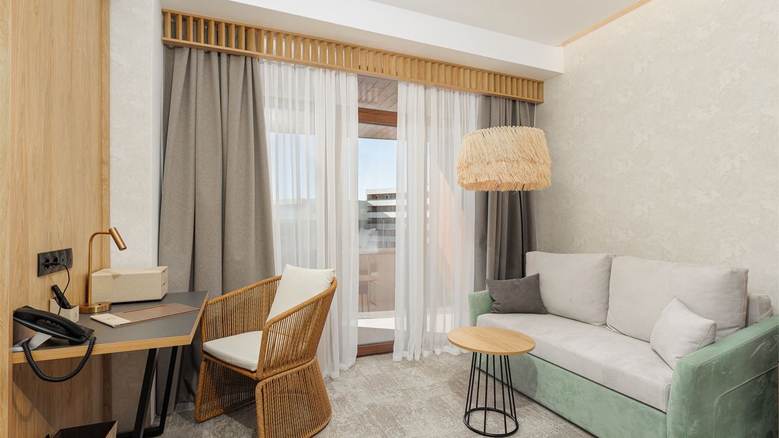 rooms-deluxe-pool-view