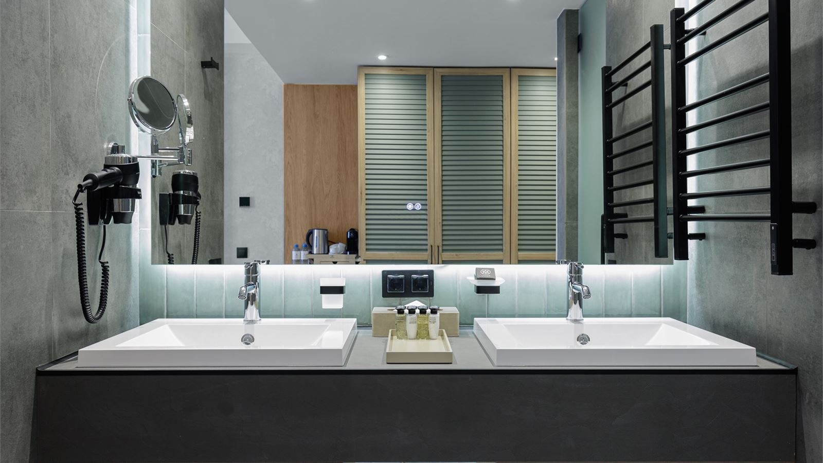 rooms-deluxe-twin-pool-view