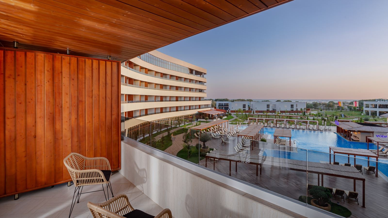 rooms-deluxe-twin-pool-view