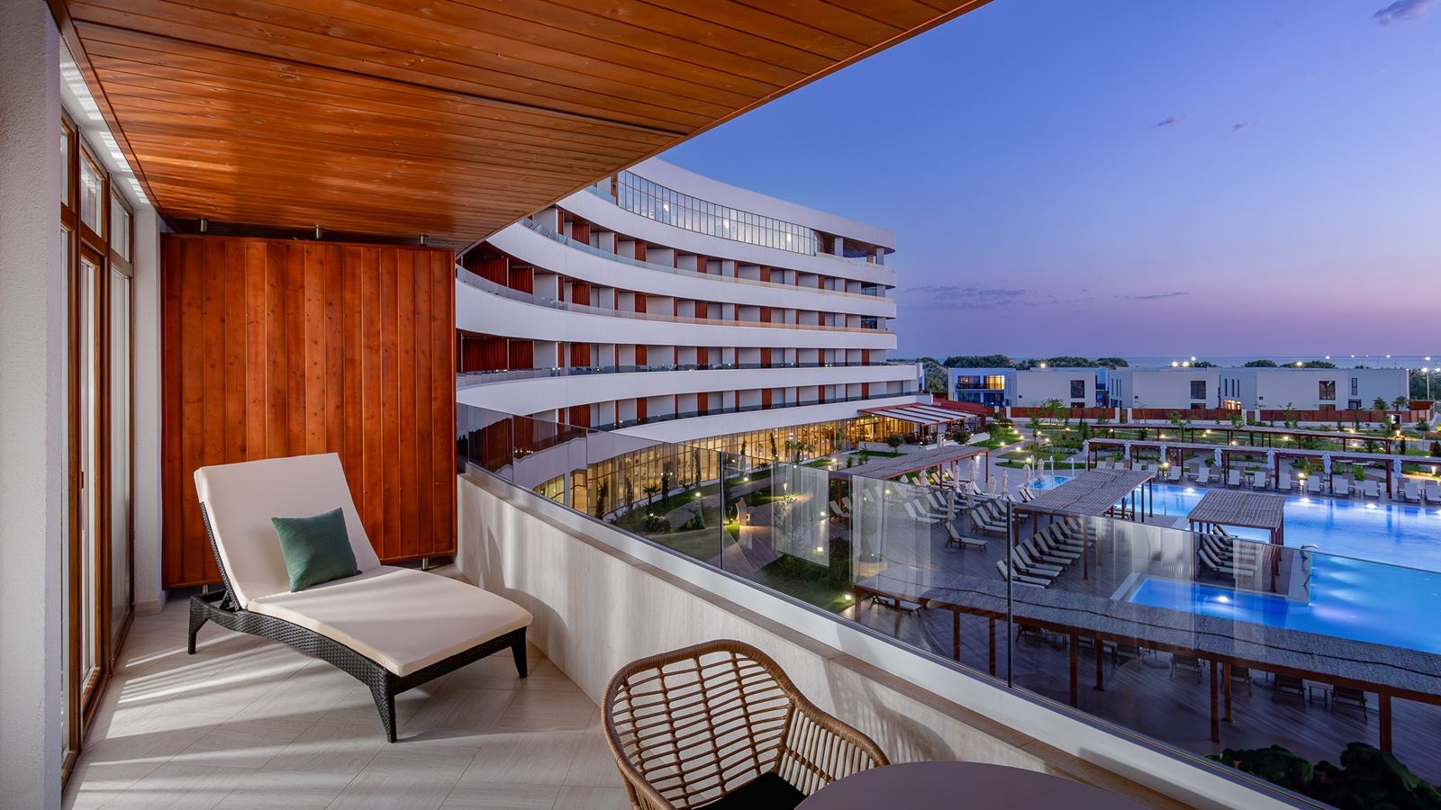 rooms-suite-deluxe-pool-view