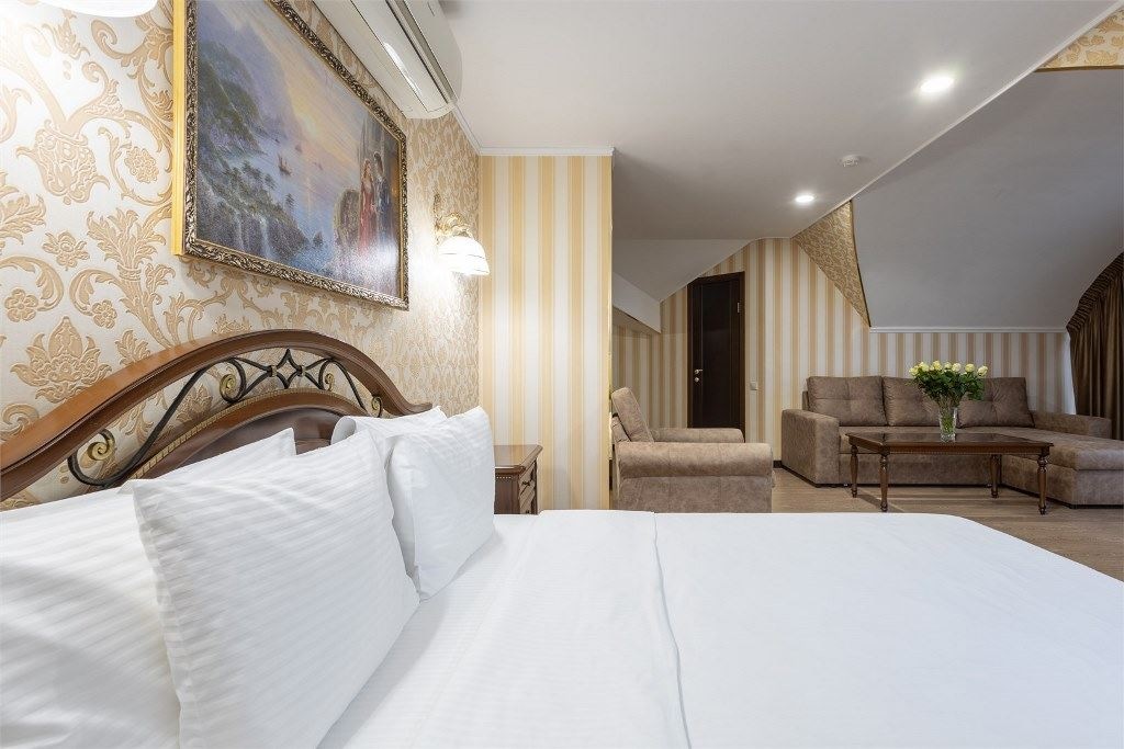 rooms-luxe-with-balcony-sea