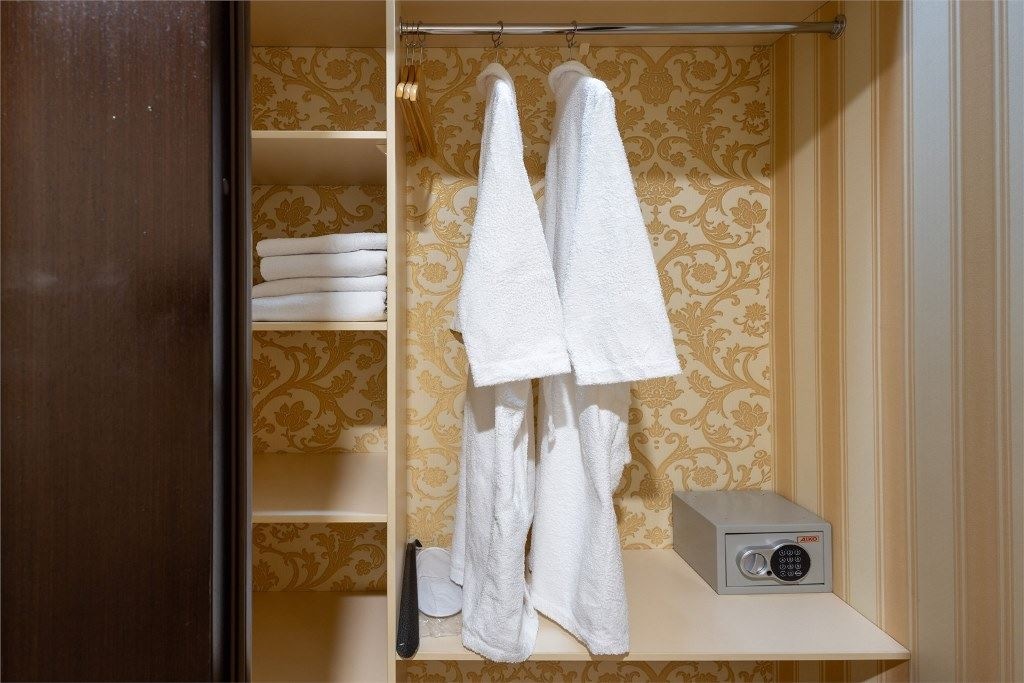 rooms-luxe-with-balcony-sea