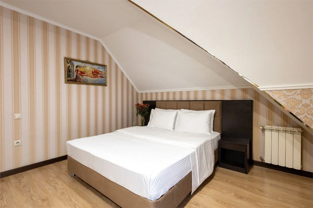 rooms-luxe-with-balcony-city