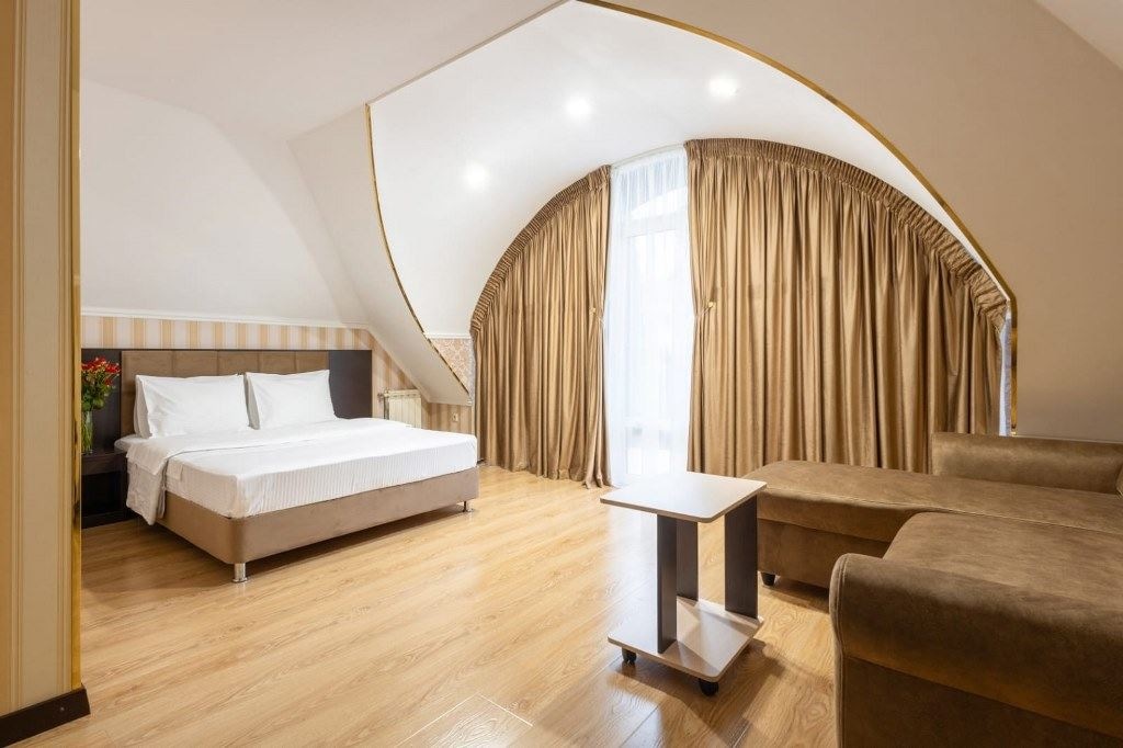 rooms-luxe-with-balcony-city