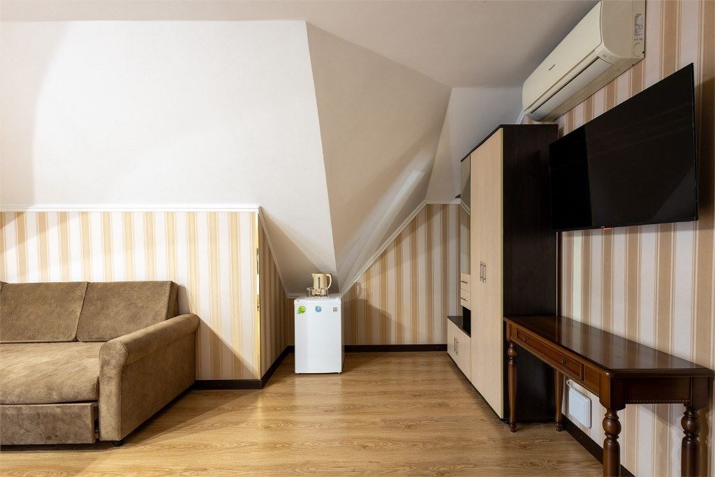 rooms-luxe-with-balcony-city