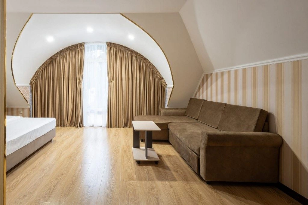 rooms-luxe-with-balcony-city