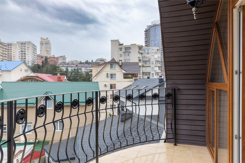 rooms-luxe-with-balcony-city