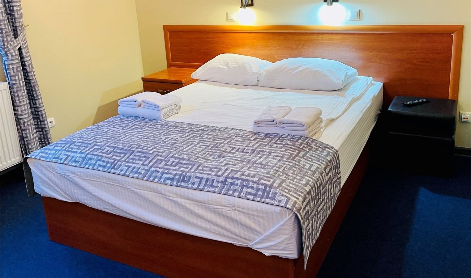 rooms-двухместный-двухкомнатный-номер-i-категории-комфорт-с-одной-двуспальной-кроватью