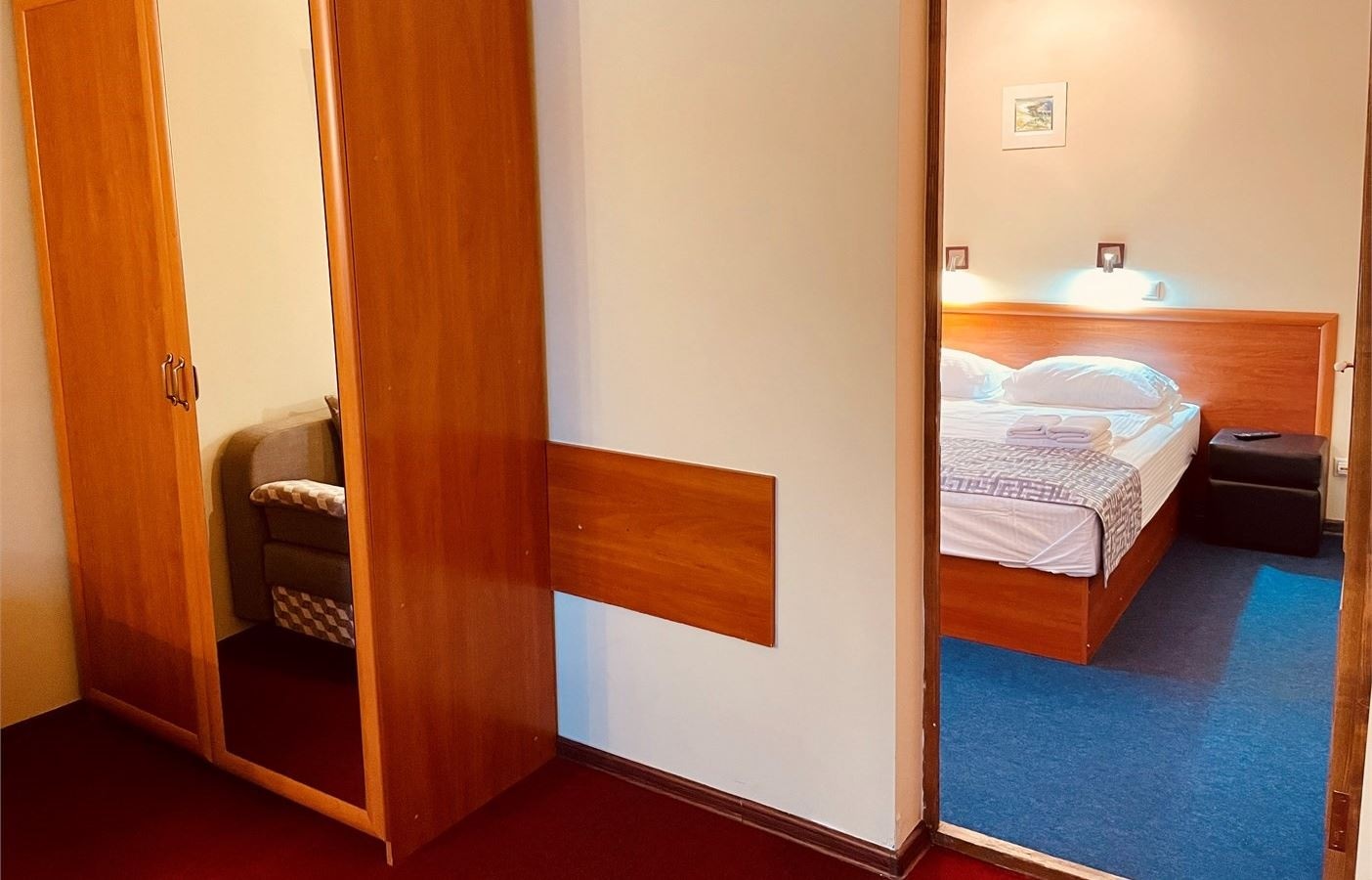 rooms-двухместный-двухкомнатный-номер-i-категории-комфорт-с-одной-двуспальной-кроватью