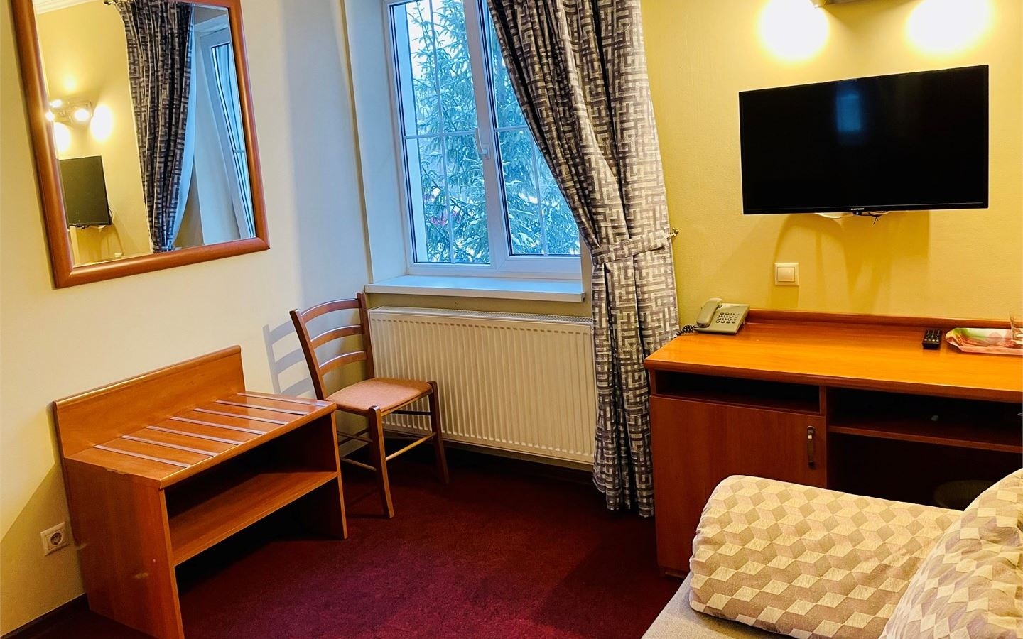 rooms-двухместный-двухкомнатный-номер-i-категории-комфорт-с-одной-двуспальной-кроватью