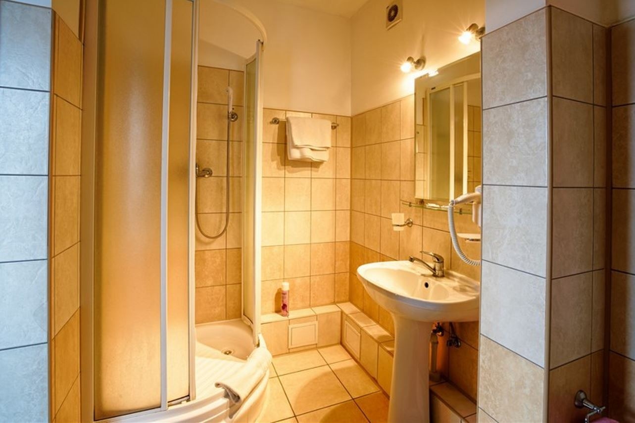 rooms-двухместный-двухкомнатный-номер-i-категории-комфорт-с-одной-двуспальной-кроватью