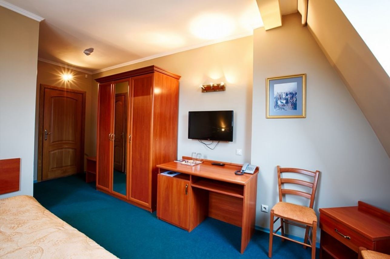 rooms-улучshенный-двухместный-номер-i-категории-с-одной-двуспальной-кроватью-и-балконом