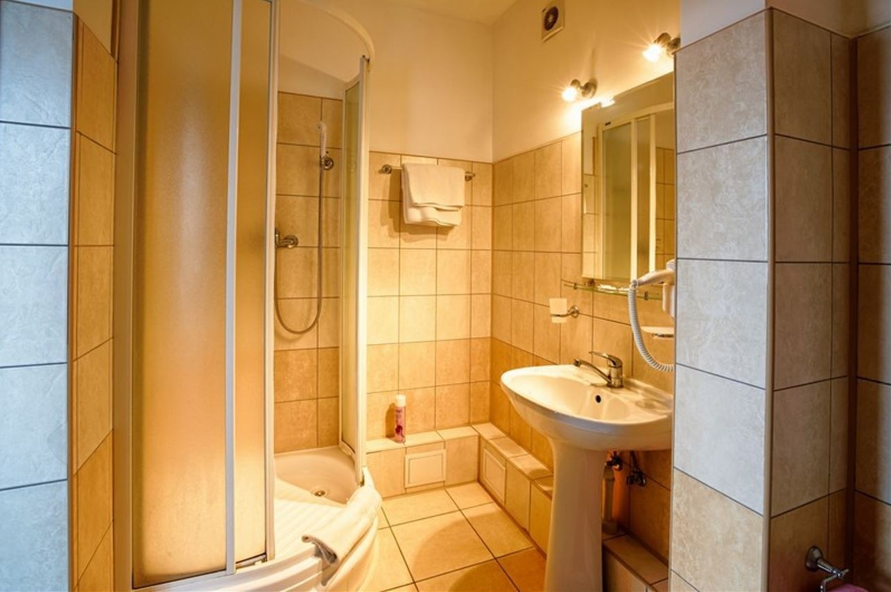 rooms-одноместный-номер-i-категории-стандарт-с-балконом